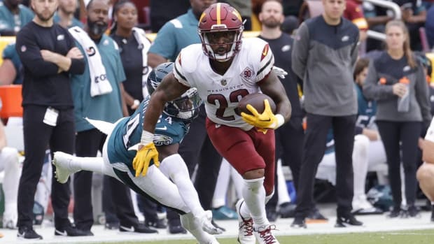 Commanders running back JD McKissic runs the ball in a game vs. the Eagles.